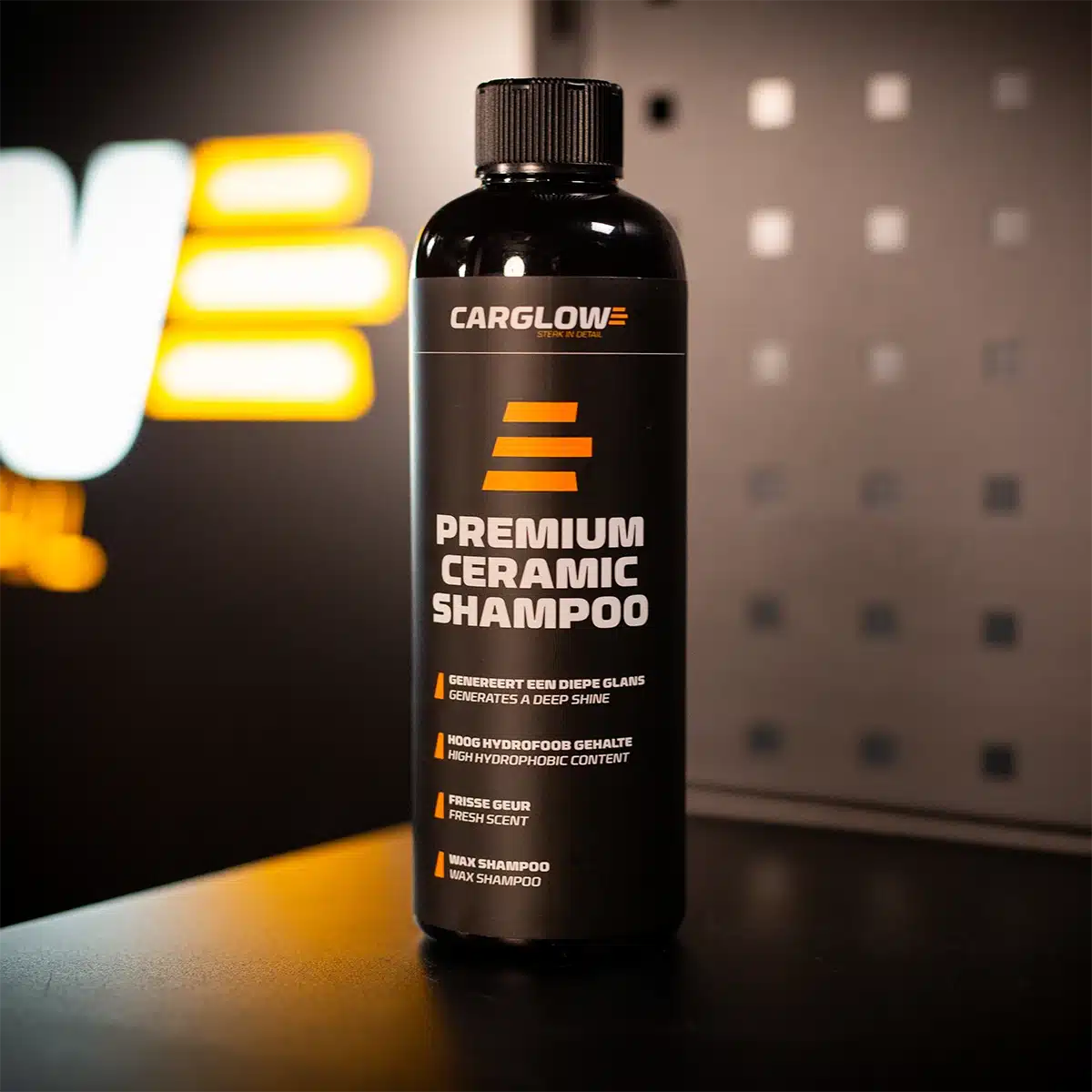 CARGLOW Premium Ceramic Shampoo rechtop met oranje CARGLOW-logo op de achtergrond