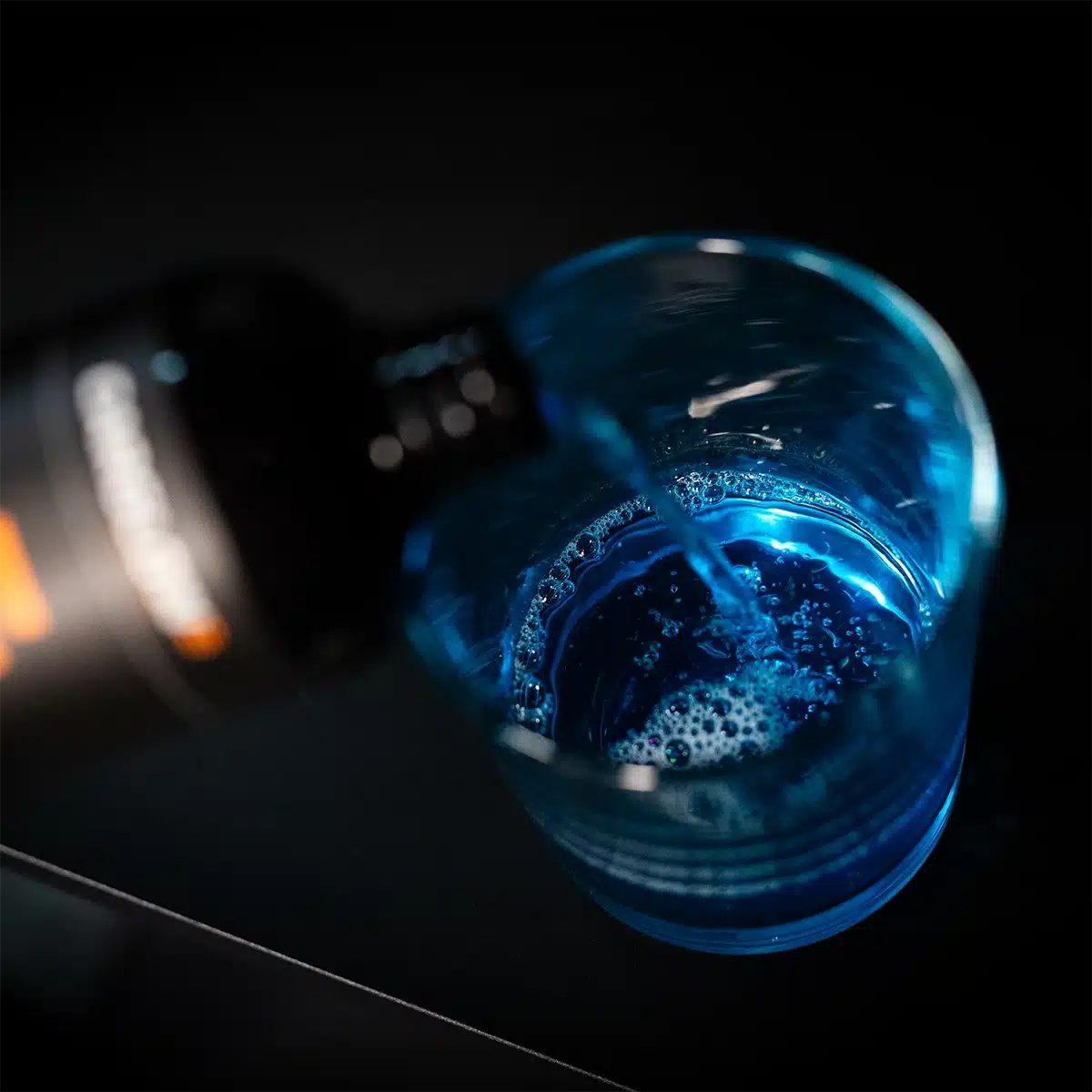 CARGLOW Premium Glass Cleaner blauwe vloeistof in een glas