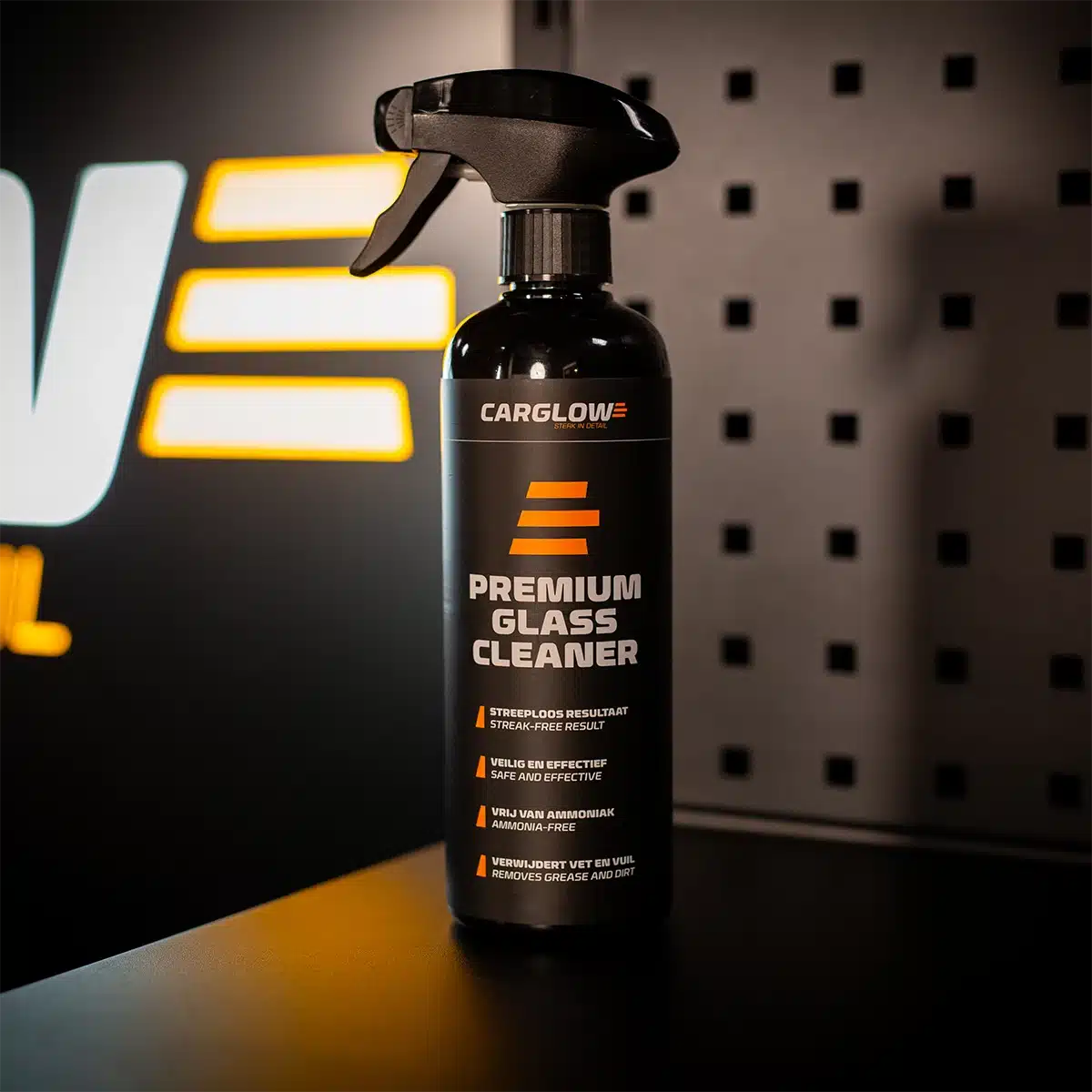 CARGLOW Premium Glass Cleaner fles met CARGLOW-logo op de achtergrond