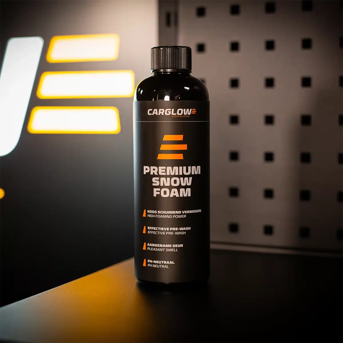 CARGLOW Premium Snow Foam fles met CARGLOW-logo op de achtergrond